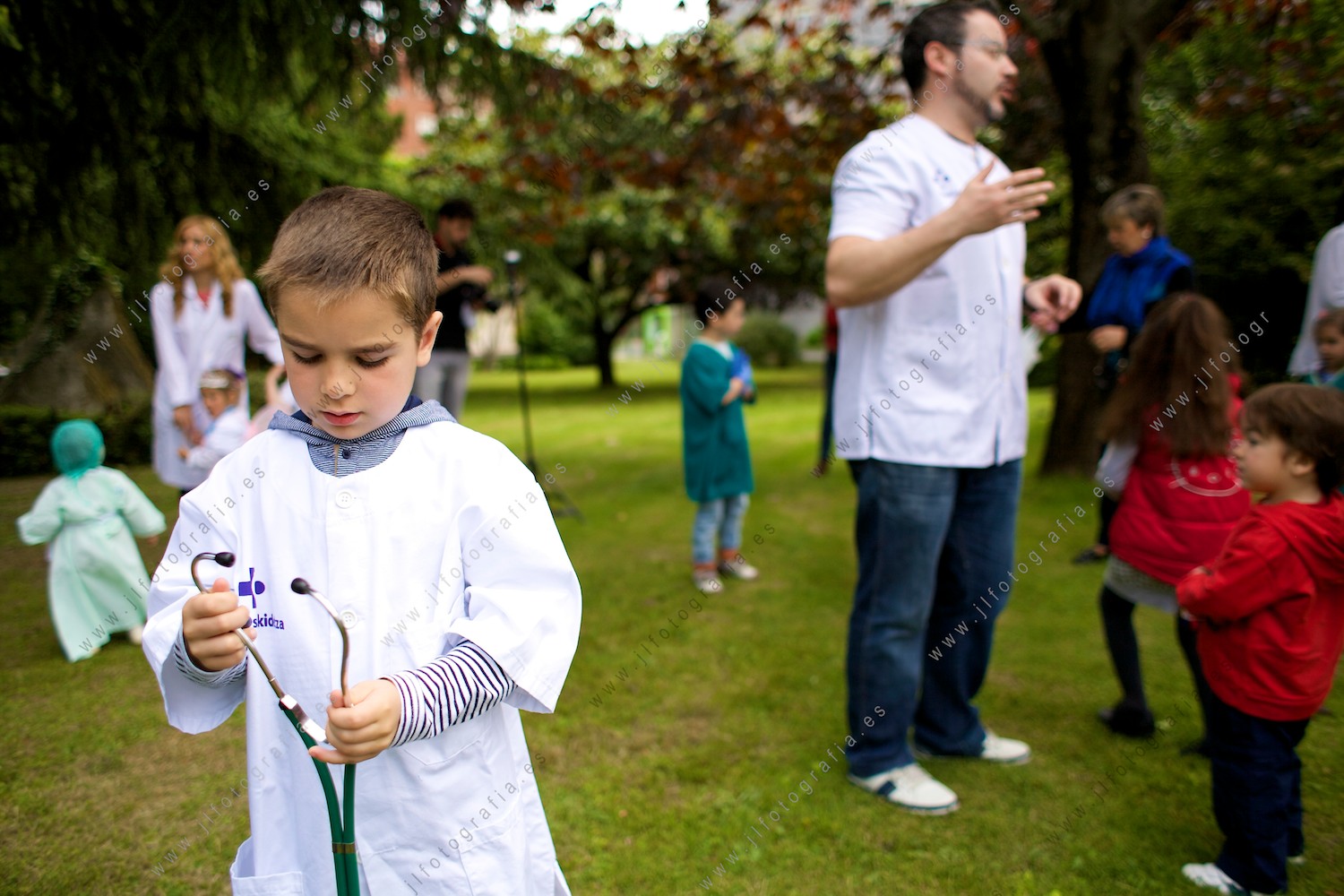 Un niño vestido de médico, durante la sesión fotográfica para la elaboración del calendario solidario por la enfermedad de sanfilippo