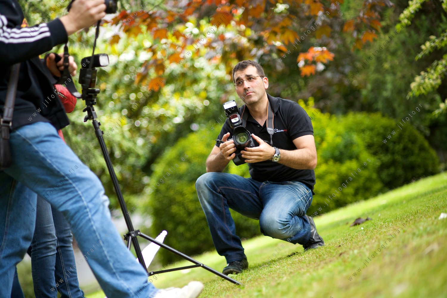 Jose Luis Rodríguez, fotógrafo de Denbora, durante la sesión de retrato por el calendario solidario por la enfermedad de Sanfilippo