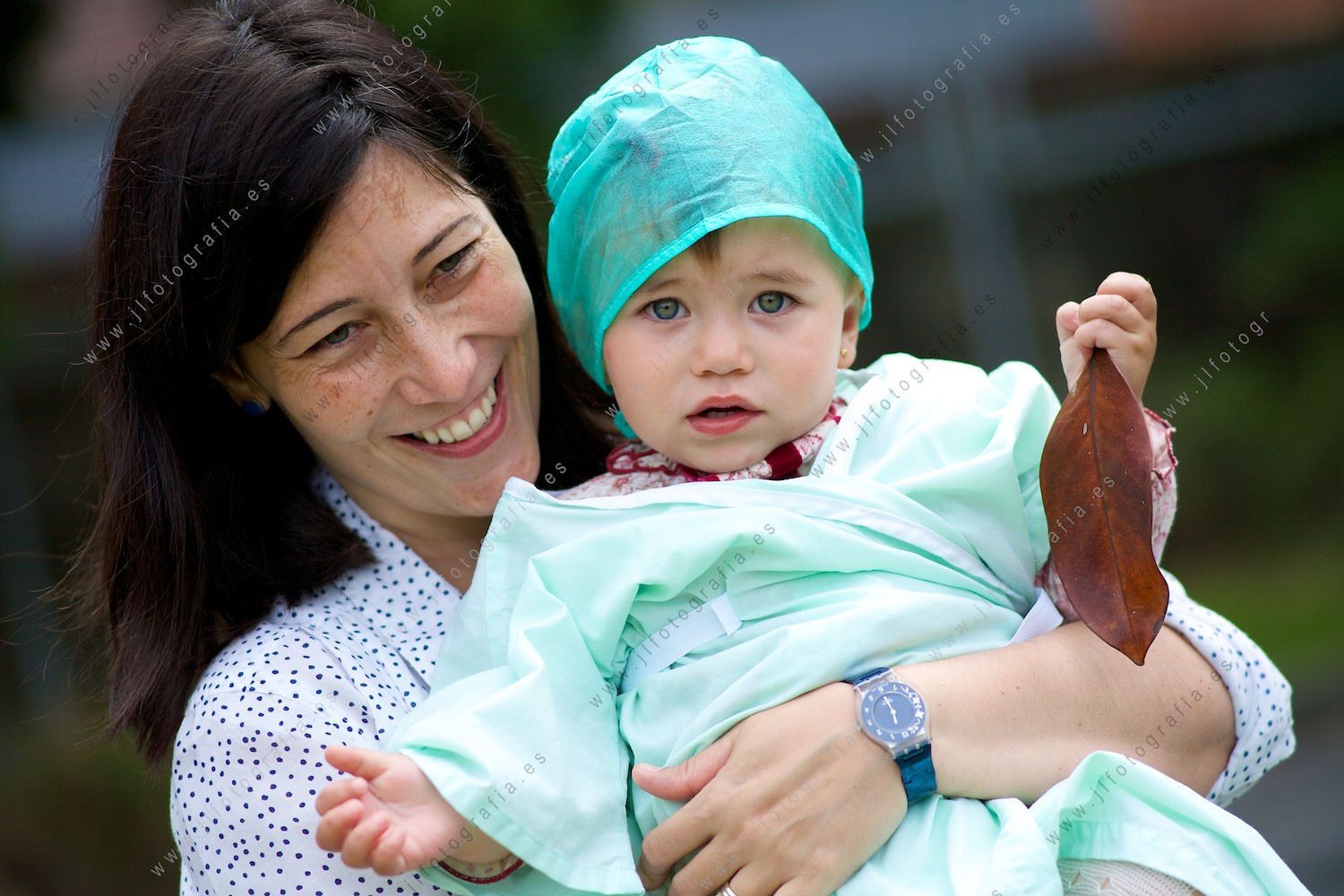Retrato de primer plano de madre e hija durante la sesión fotográfica por el calendario solidario para luchar contra la enfermedad de sanfilippo