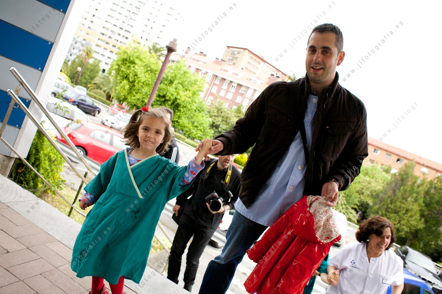 padre e hija entrando en el hospital de San Eloy de Barakaldo para la sesión de fotos del calendario solidario por la enfermedad de Sanfilippo