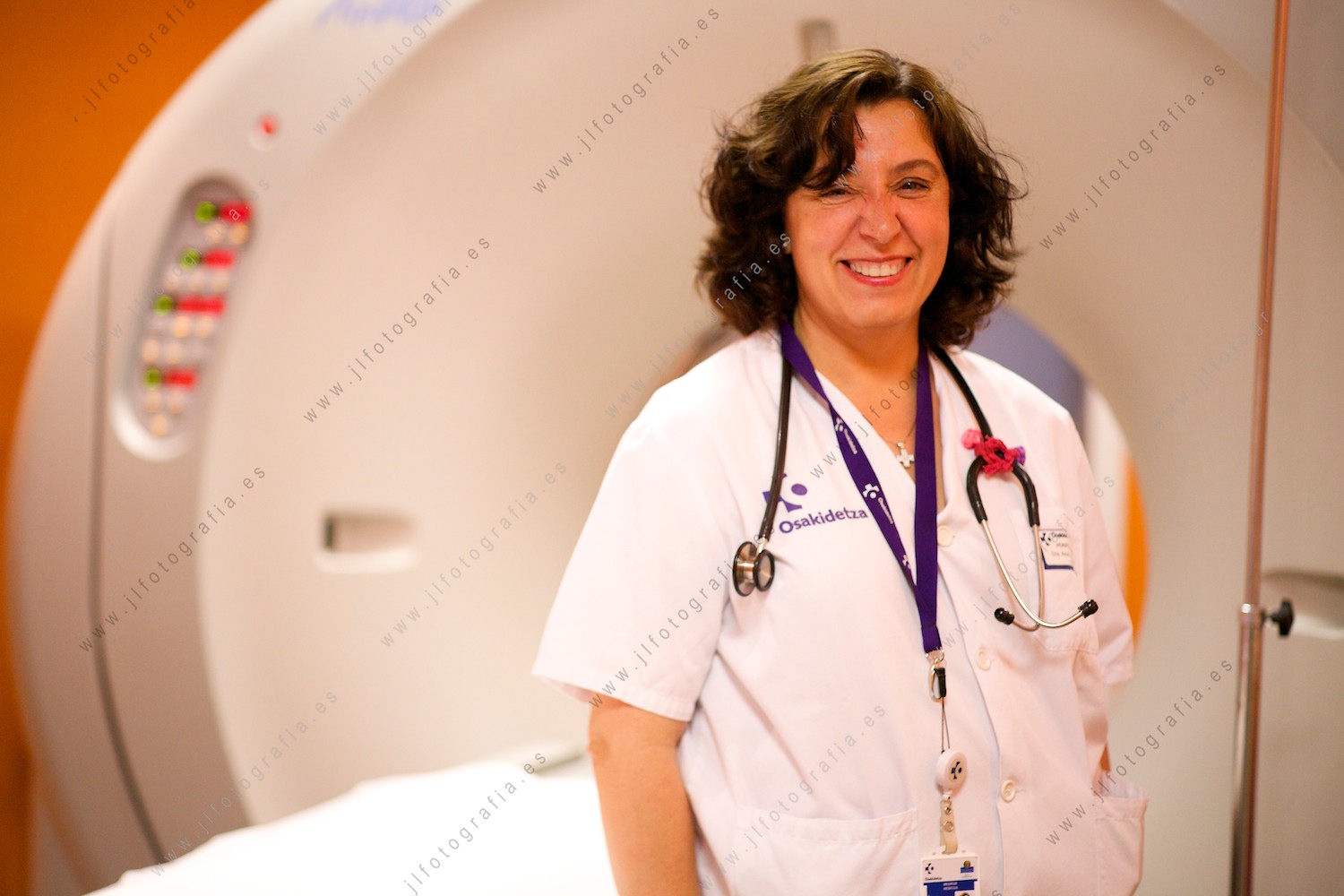 Una de las doctoras que colaboraron para la realización del calendario solidario por la enfermedad de sanfilippo, en elhospital de San Eloy