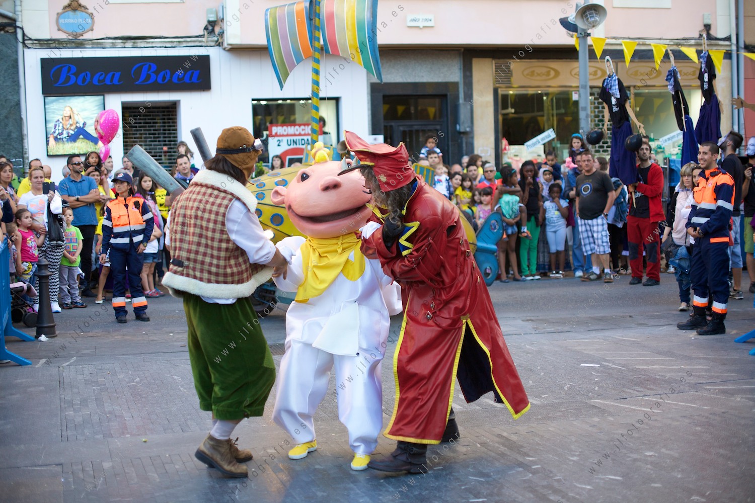 Los personajes de los autos locos apresan a Jolín en el inicio de las fiestas de Barakaldo