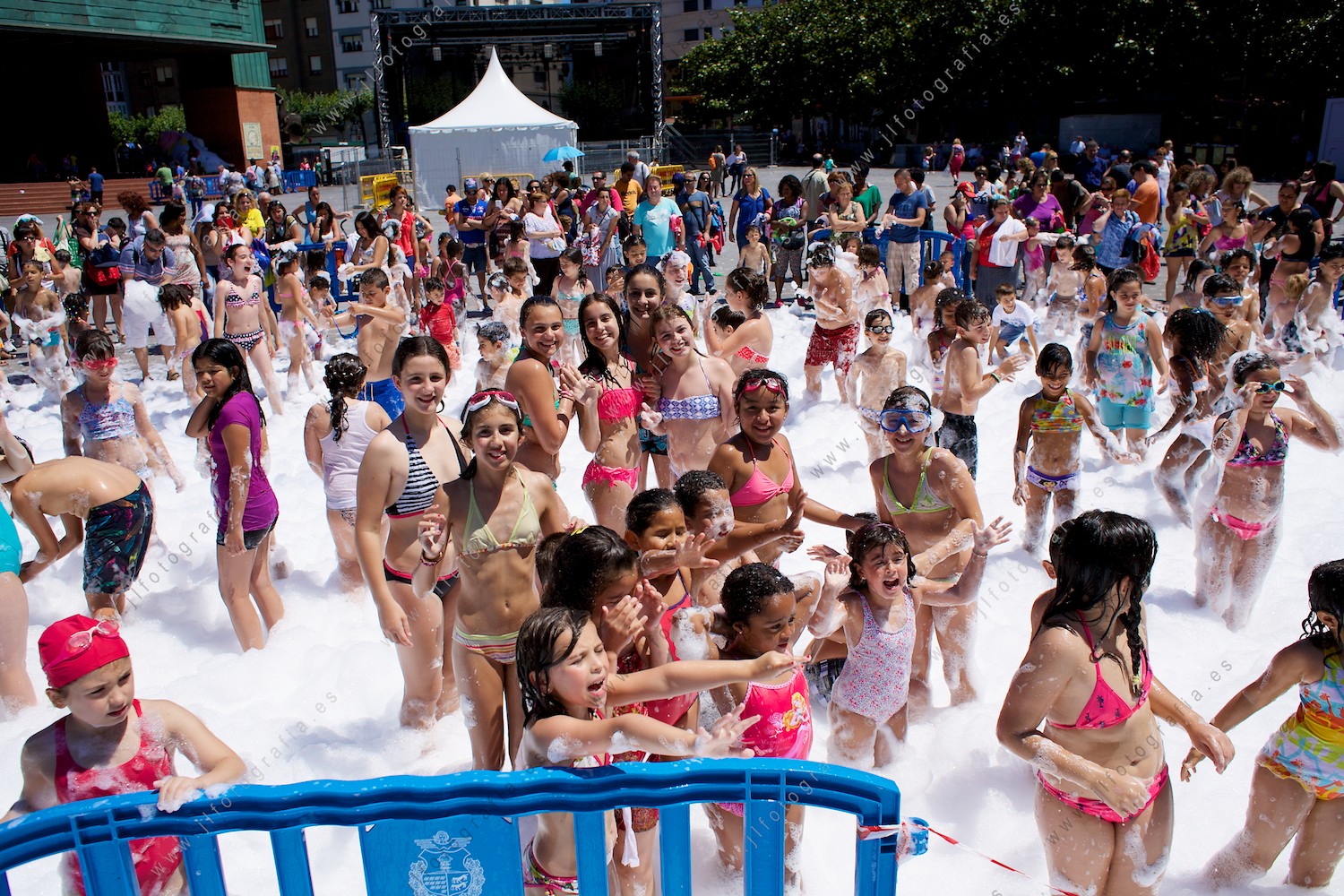 Fiesta de espuma para los niños en la herriko plaza con motivo de las fiestas de Barakaldo