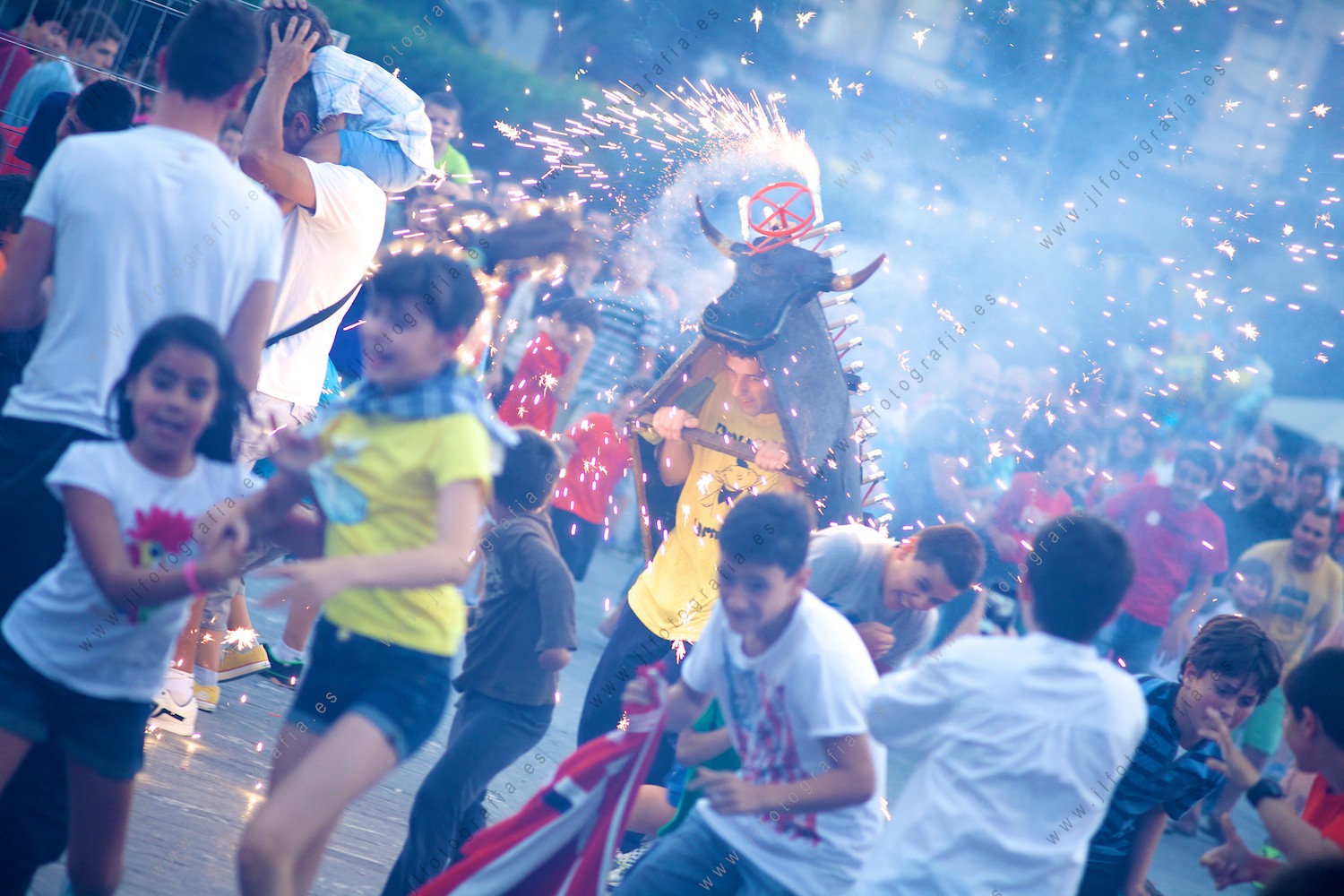 El toro de fuego de las fiestas de Barakaldo, para los niños y mayores en la herriko plaza
