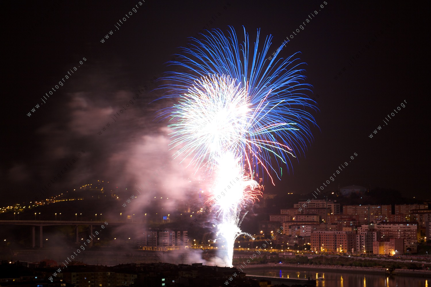 Fuegos artificiales de las fiestas de Barakaldo desde la orilla de Erandio