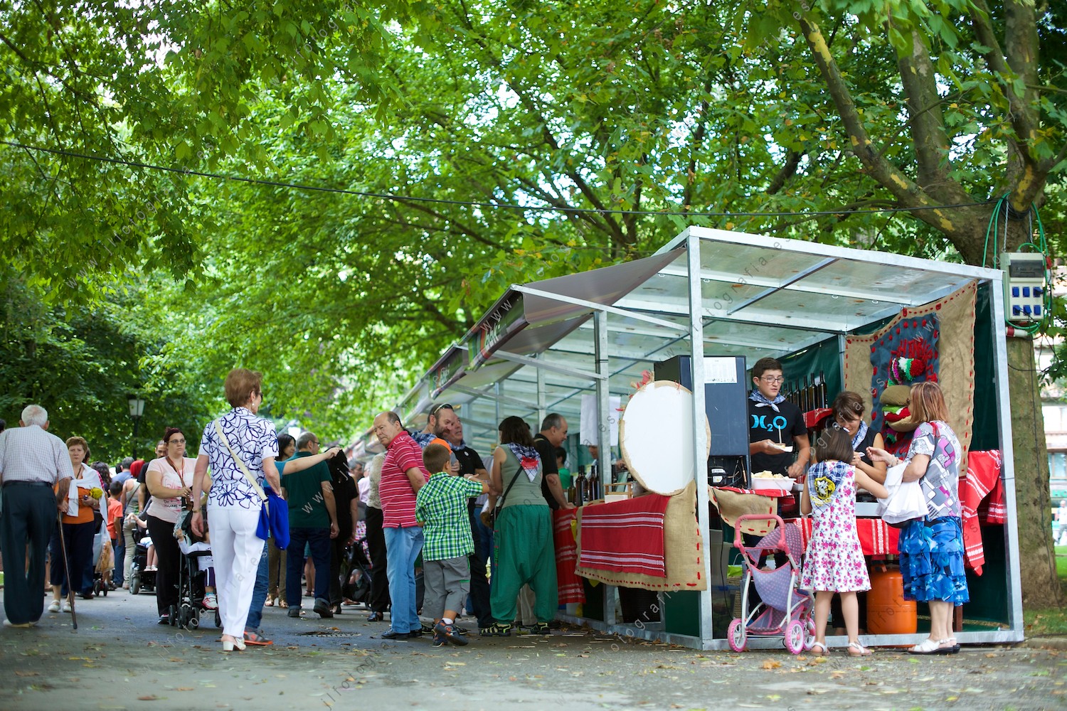 Plano del mercado rural de la plaza de los hermanos, con la gente disfrutando de las fiestas de Barakaldo