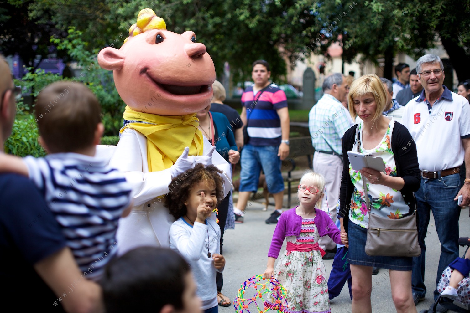 Jolín hace disfrutar a los niños en el parque de los hermanos, durante las fiestas de Barakaldo