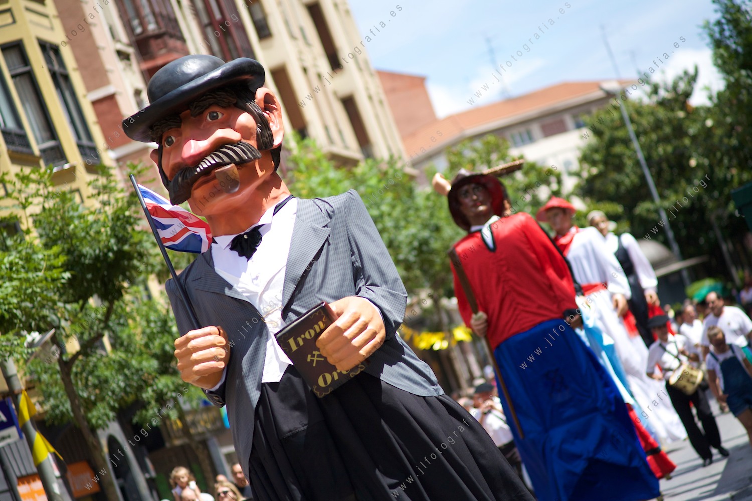 Los gigantes de las fiestas de Barakaldo por la avenida de la Libertad