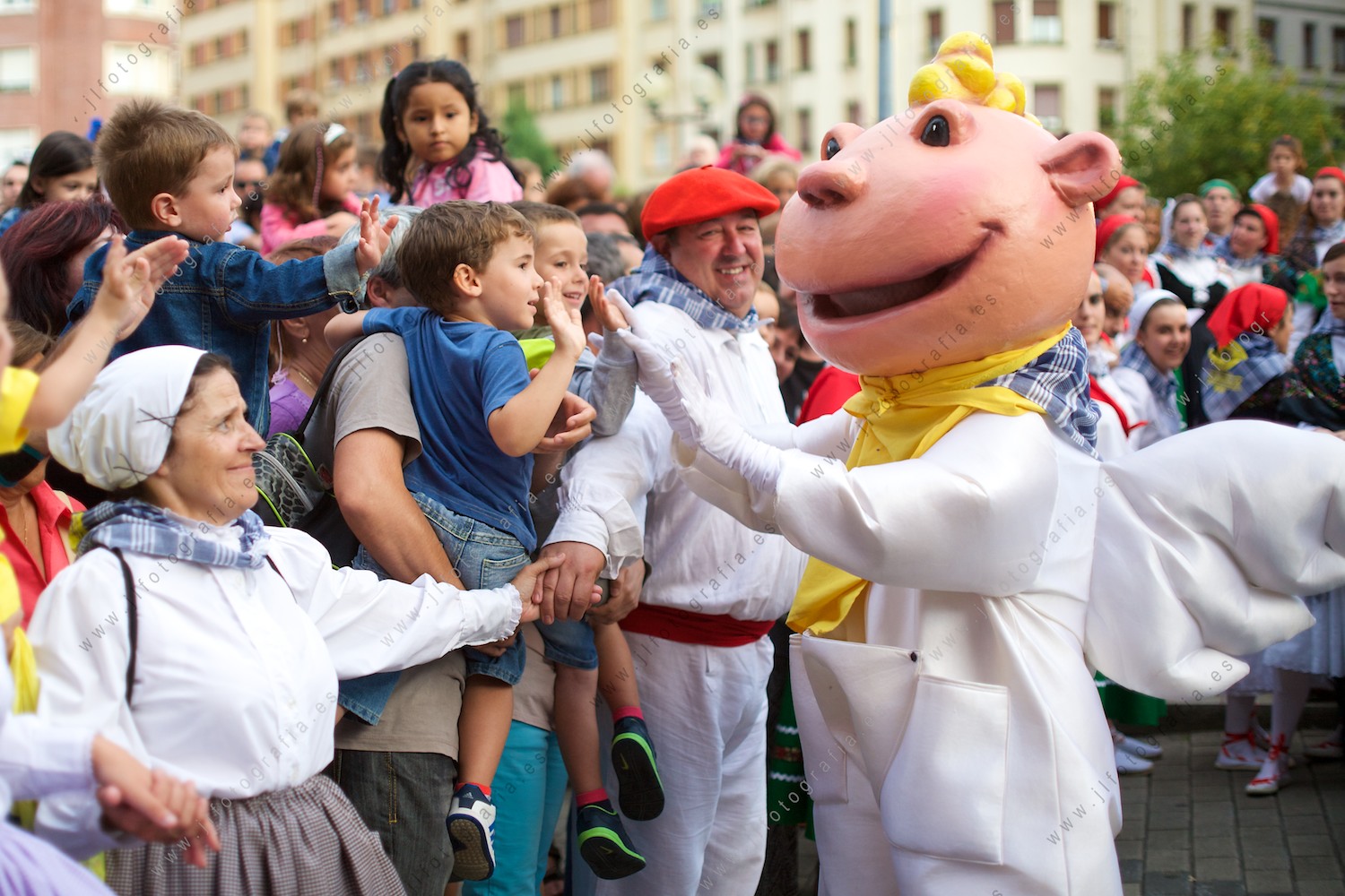 Jolin saluda a los niños antes de su despedida de las fiestas de Barakaldo