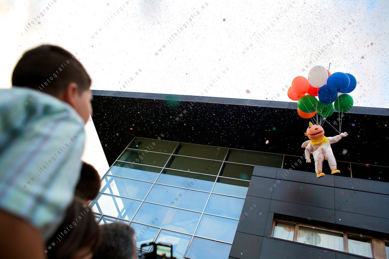 Jolín vuela por los aires agarrado a los globos en el fin de las fiestas de Barakaldo