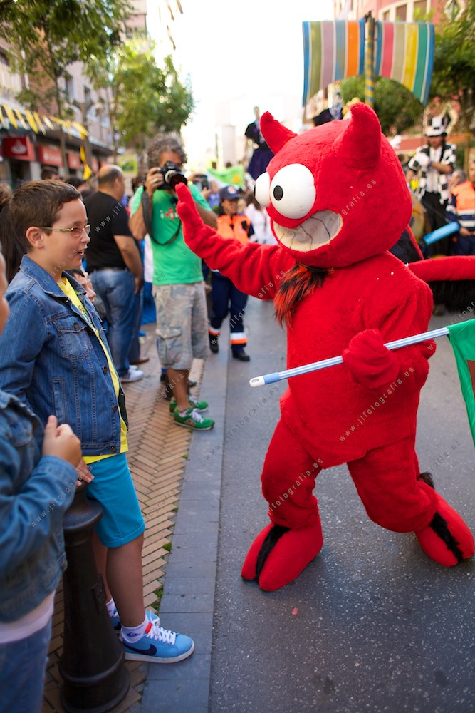 El personaje del demonio de las fiestas de Barakaldo, durante la bajada de cuadrillas