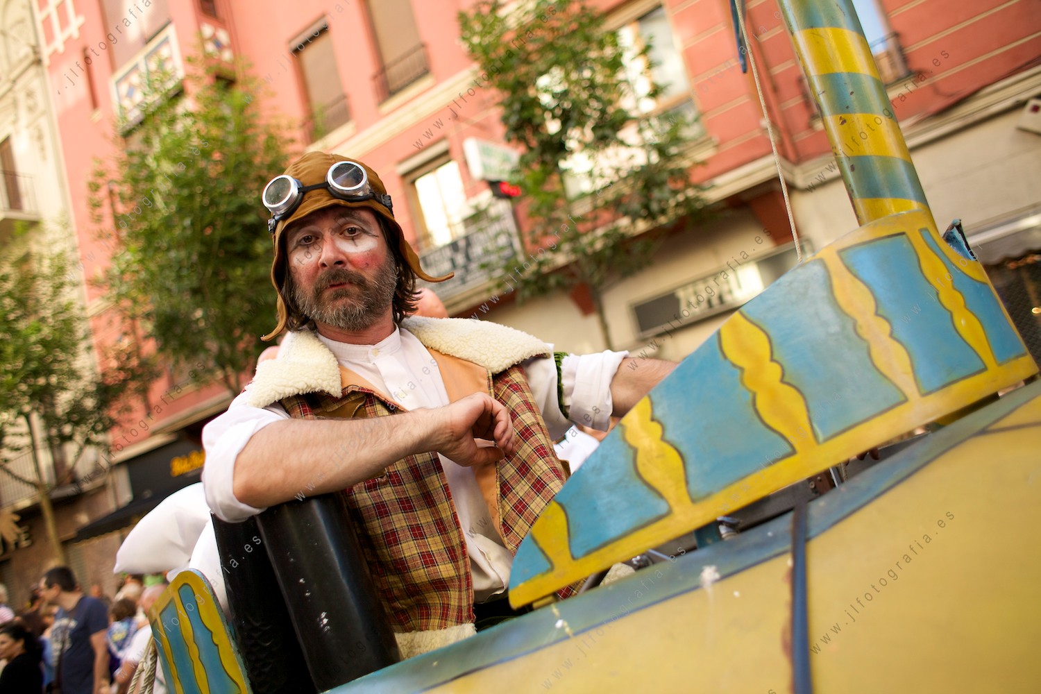 retrato de primer plano de uno de los personajes inspirado en los autos locos de las fiestas de Barakaldo