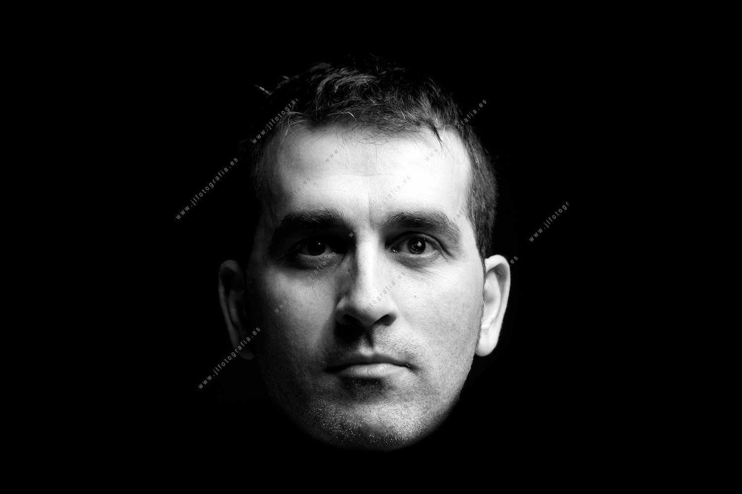 Retrato de primer plano en estudio de el compañero de Denbora Jotxelis