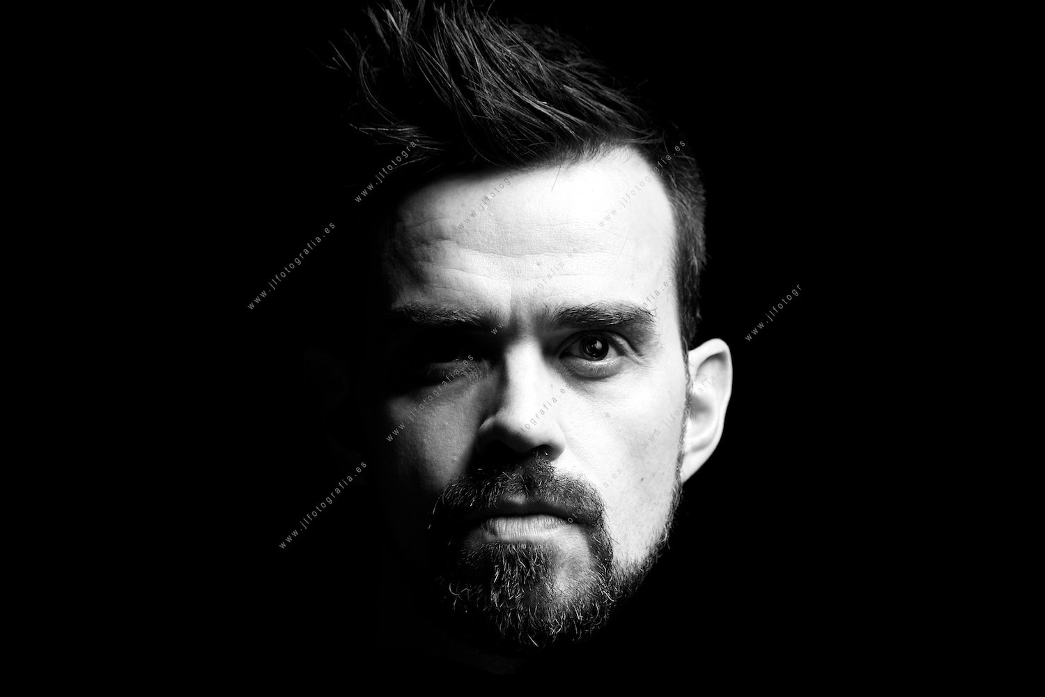 Retrato de primer plano en estudio de el compañero de Denbora Frostportu