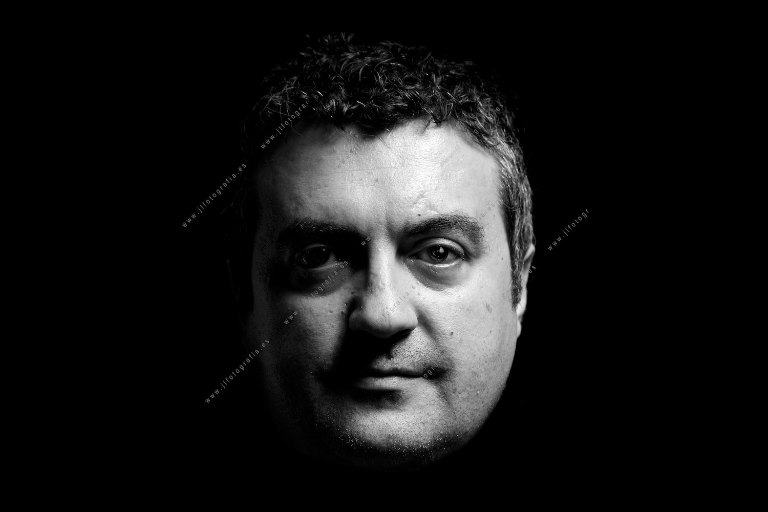 Retrato de primer plano en estudio de el compañero de Denbora Emilio Pérez