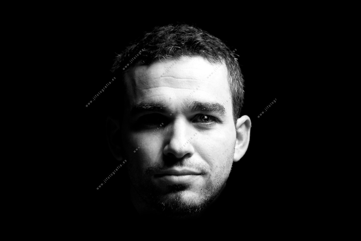 Retrato de primer plano en estudio de el compañero de Denbora Ipisan