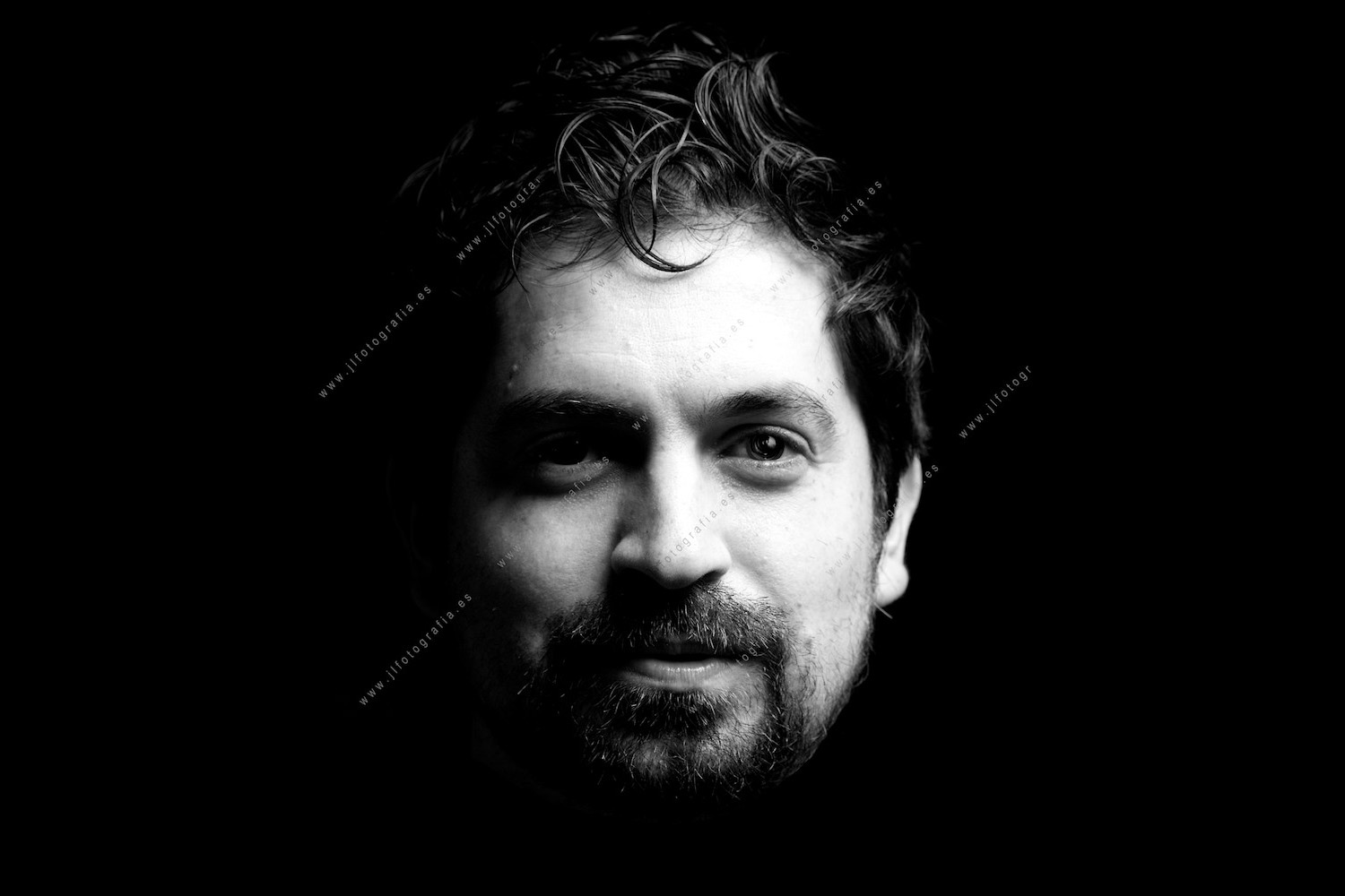 Retrato de primer plano en estudio de el compañero de Denbora esca