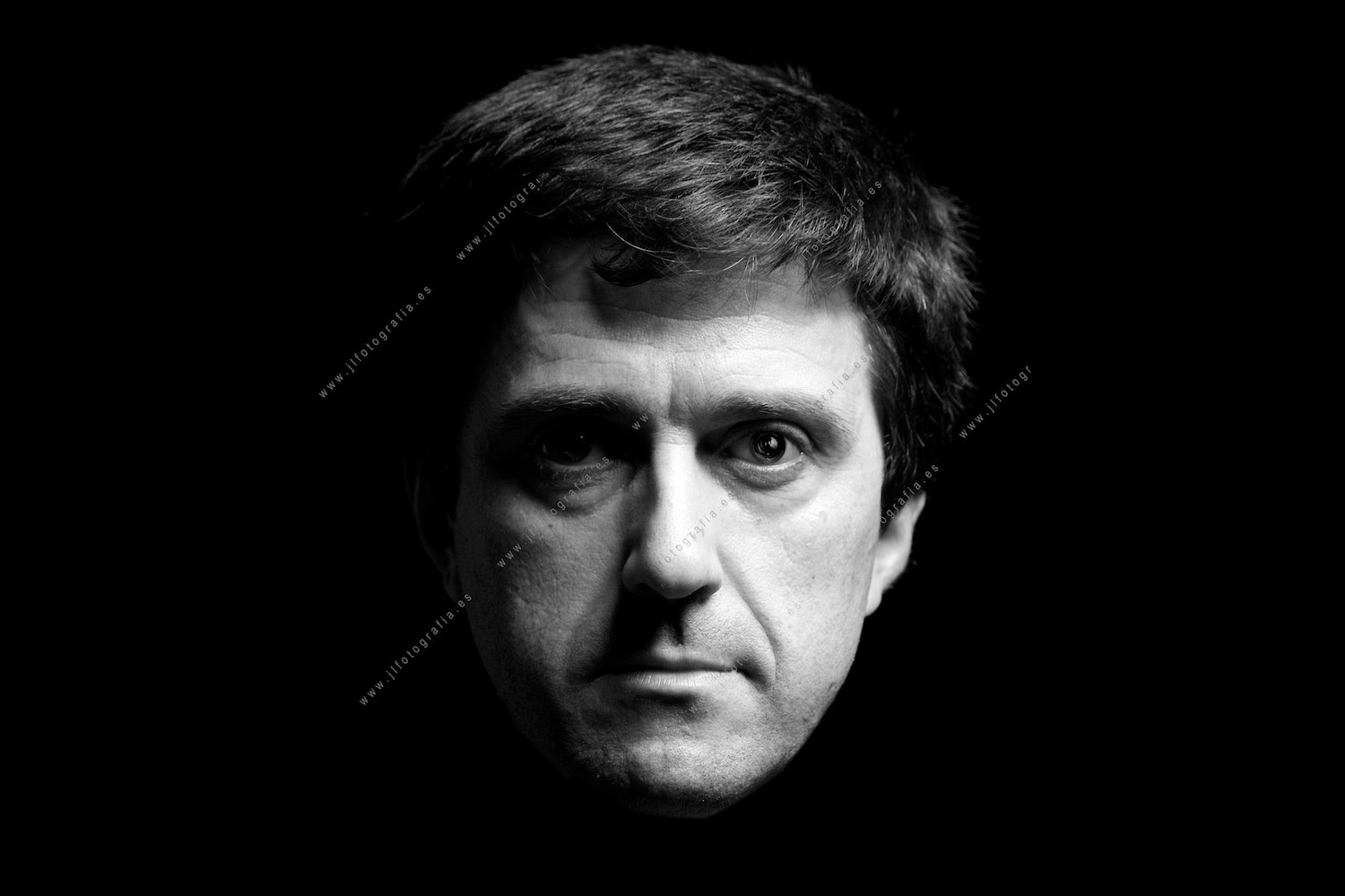 Retrato de primer plano en estudio de el compañero de Denbora Bertus