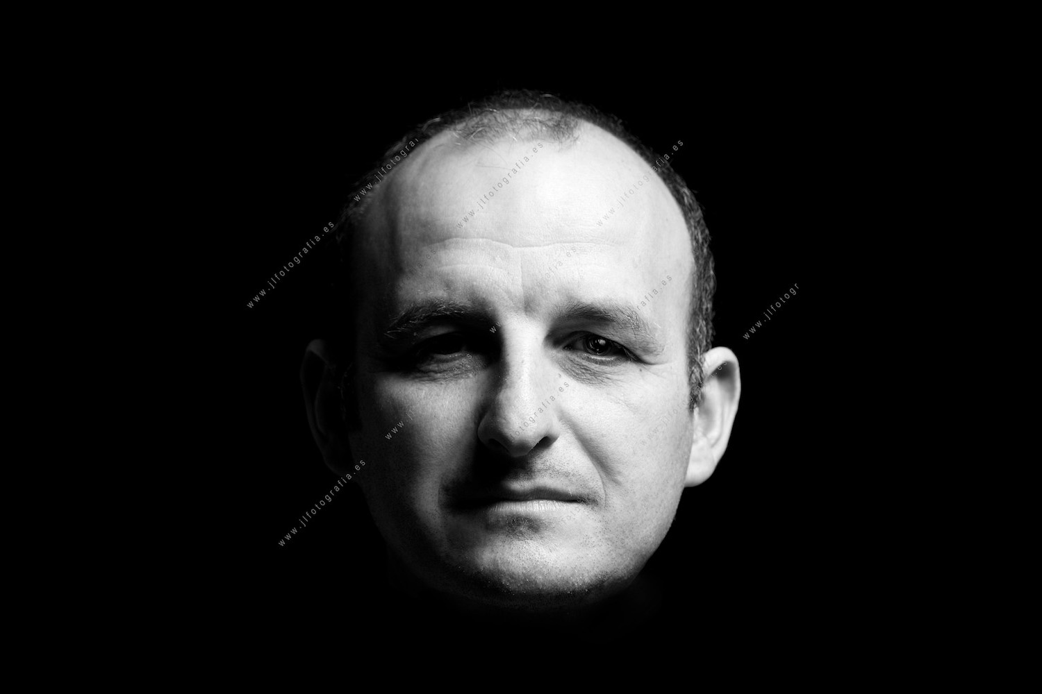 Retrato de primer plano en estudio de el compañero de Denbora Plácido