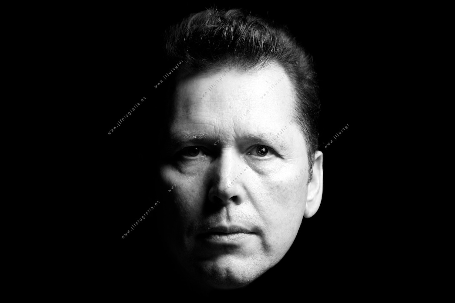 Retrato de primer plano en estudio de el compañero de Denbora Fototito