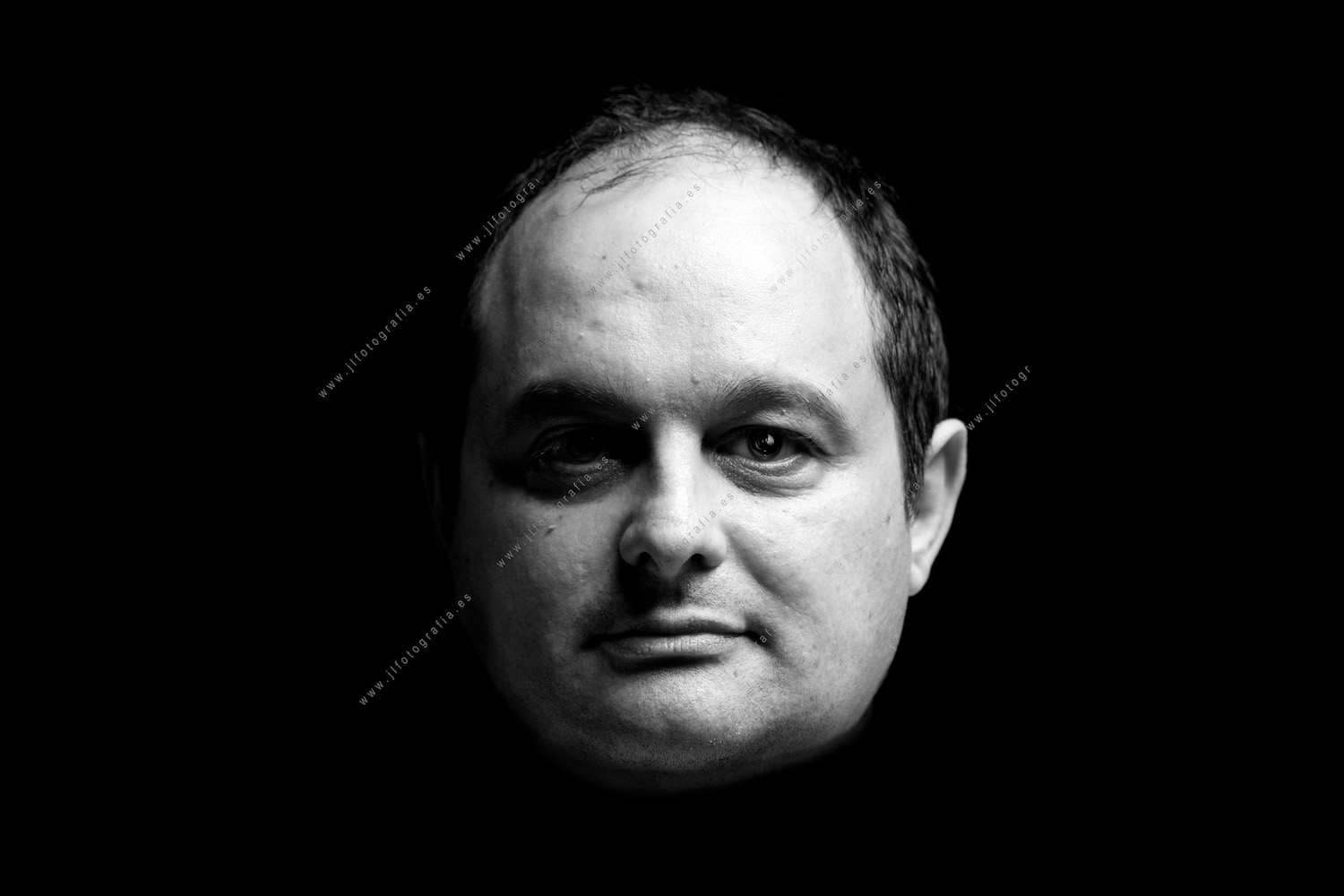 Retrato de primer plano en estudio de el compañero de Denbora Cdemena