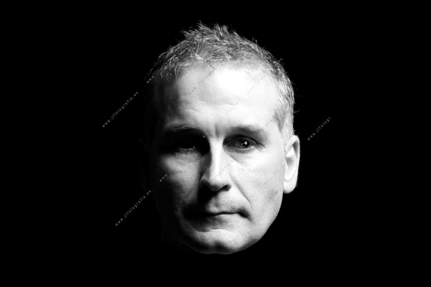 Retrato de primer plano en estudio de el compañero de Denbora Bederatzi
