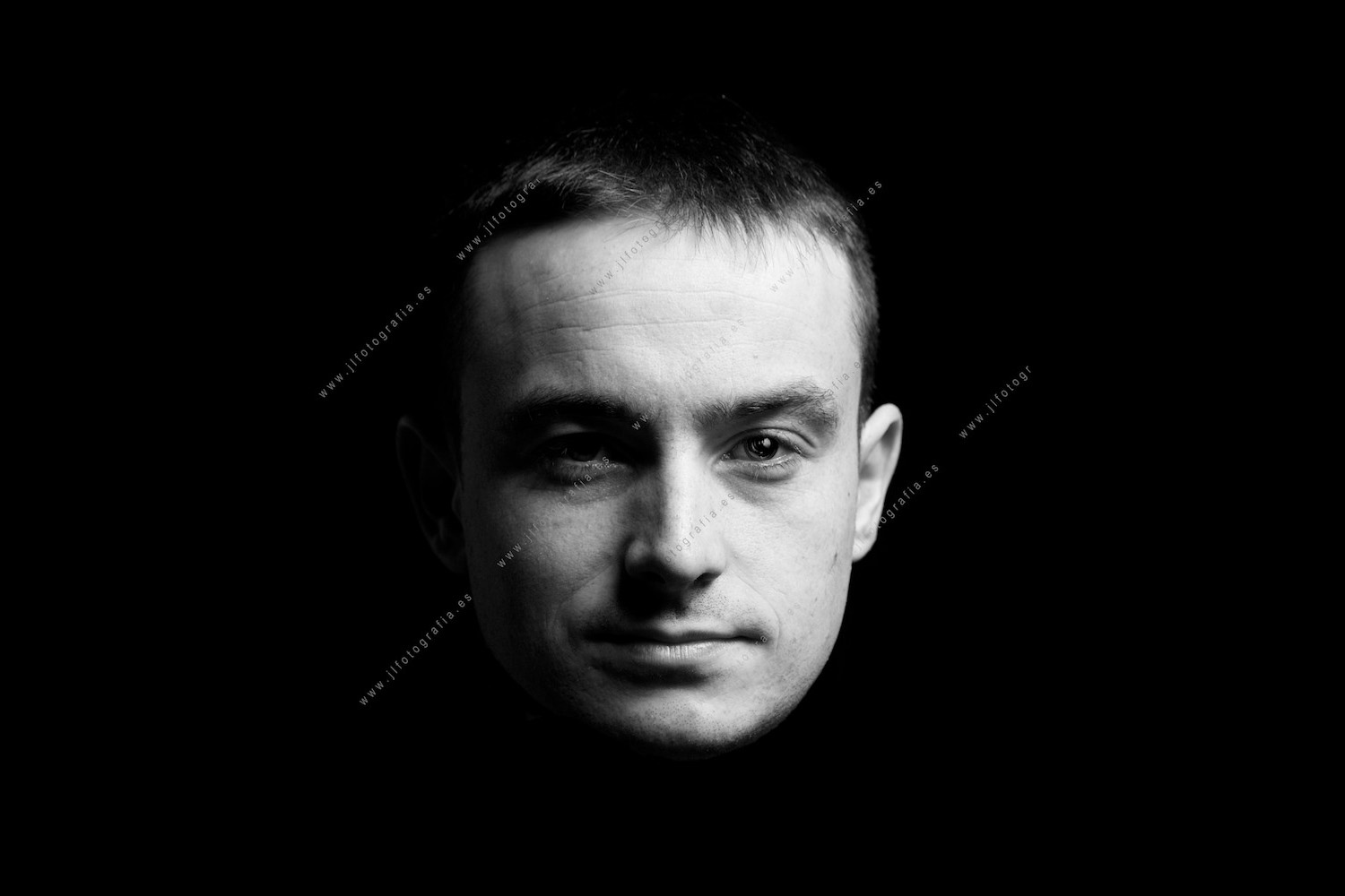 Retrato de primer plano en estudio de el compañero de Denbora Astra