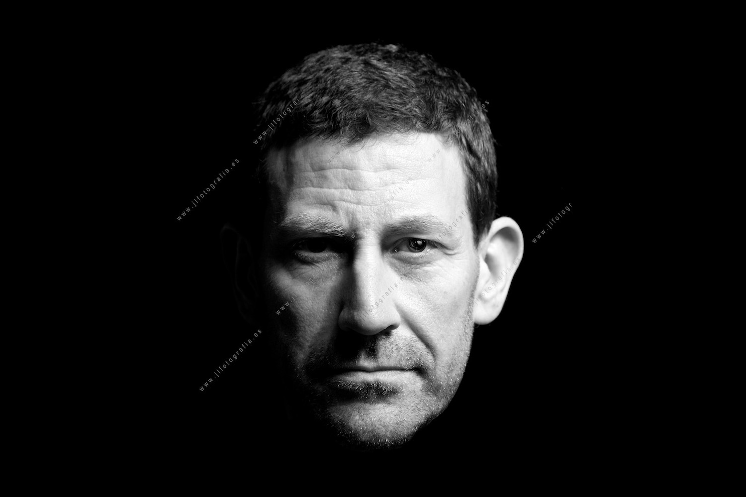 Retrato de primer plano en estudio de el compañero de Denbora Alex Garai