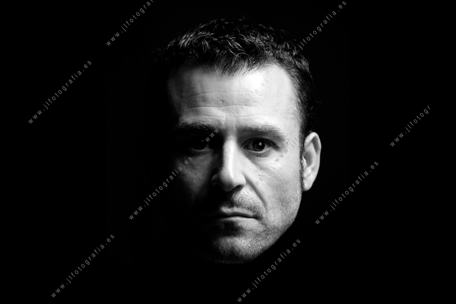 Retrato de primer plano en estudio de el compañero de Denbora Simón