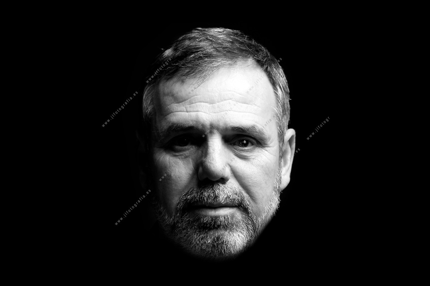 Retrato de primer plano en estudio de el compañero de Denbora Kroker