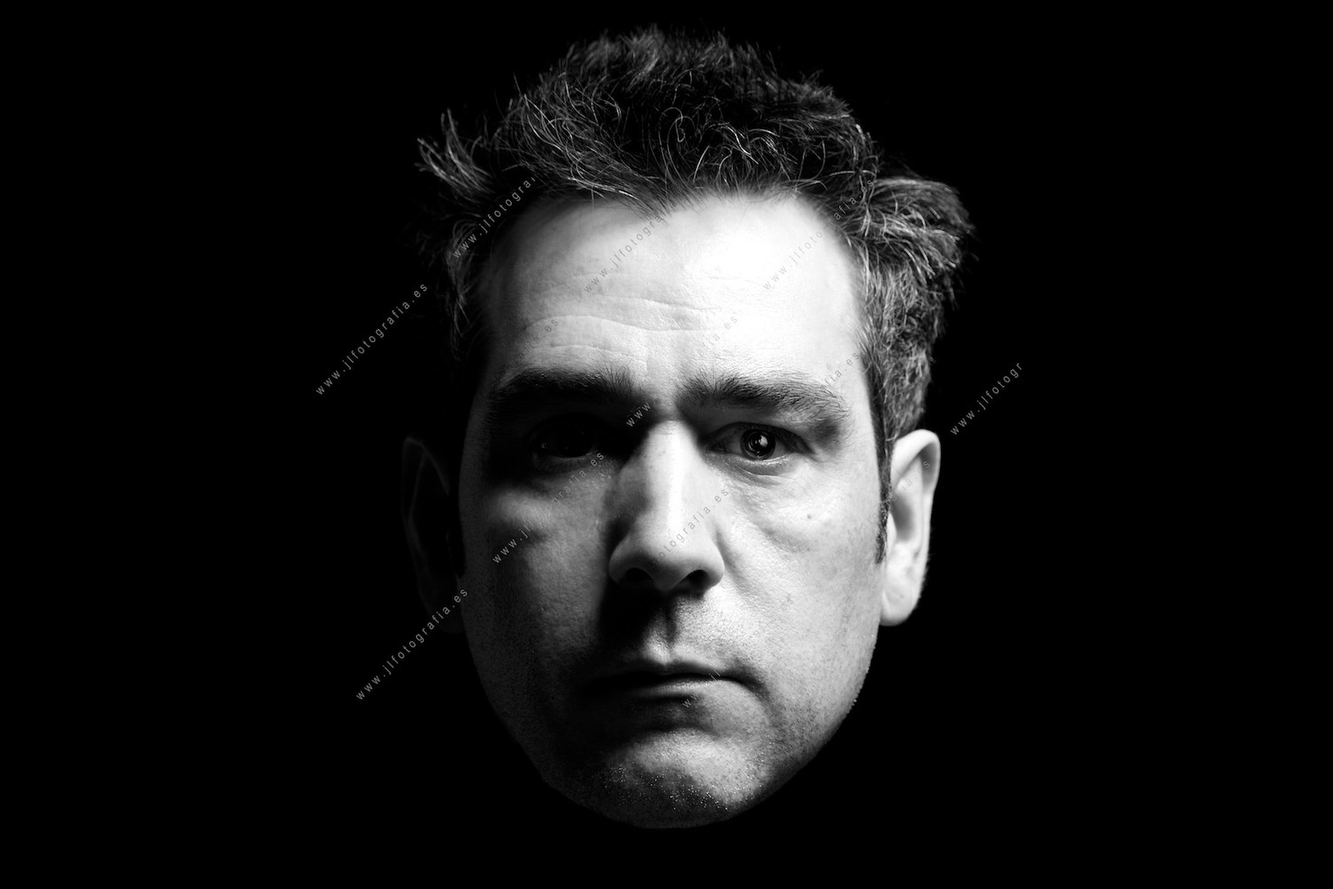 Retrato de primer plano en estudio de el compañero de Denbora JuanEOS