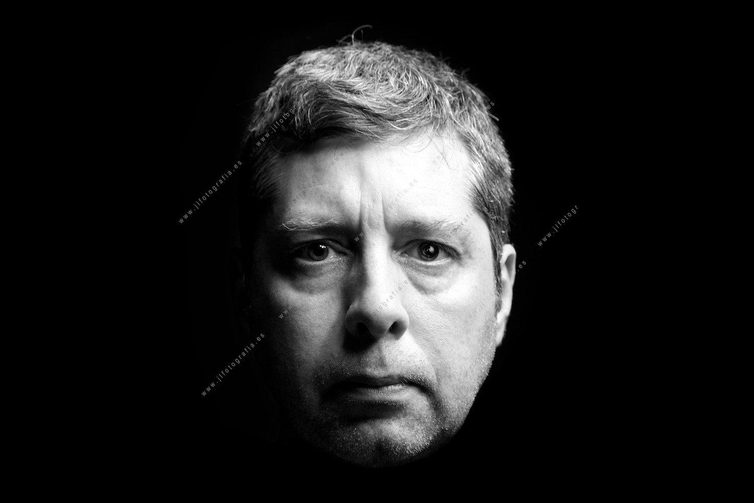 Retrato de primer plano en estudio de el compañero de Denbora Javier López