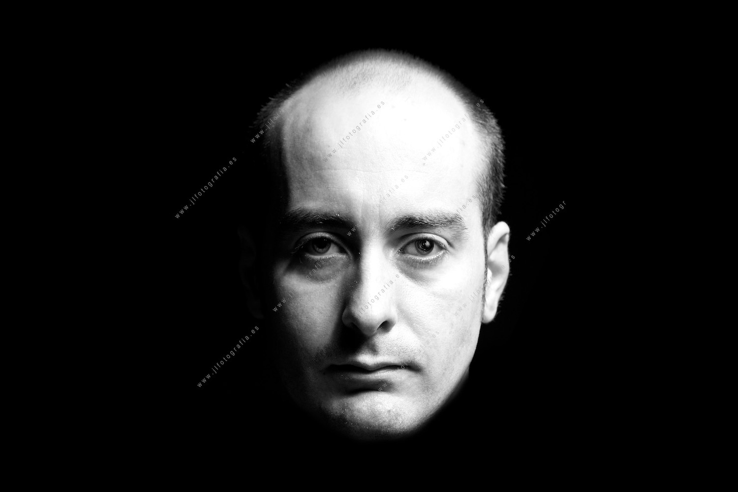 Retrato de primer plano en estudio de el compañero de Denbora Pikos