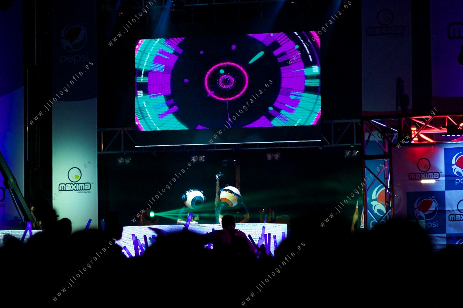 Dos dj pinchando musicote de la Máxima FM en la Herriko Plaza de Barakaldo