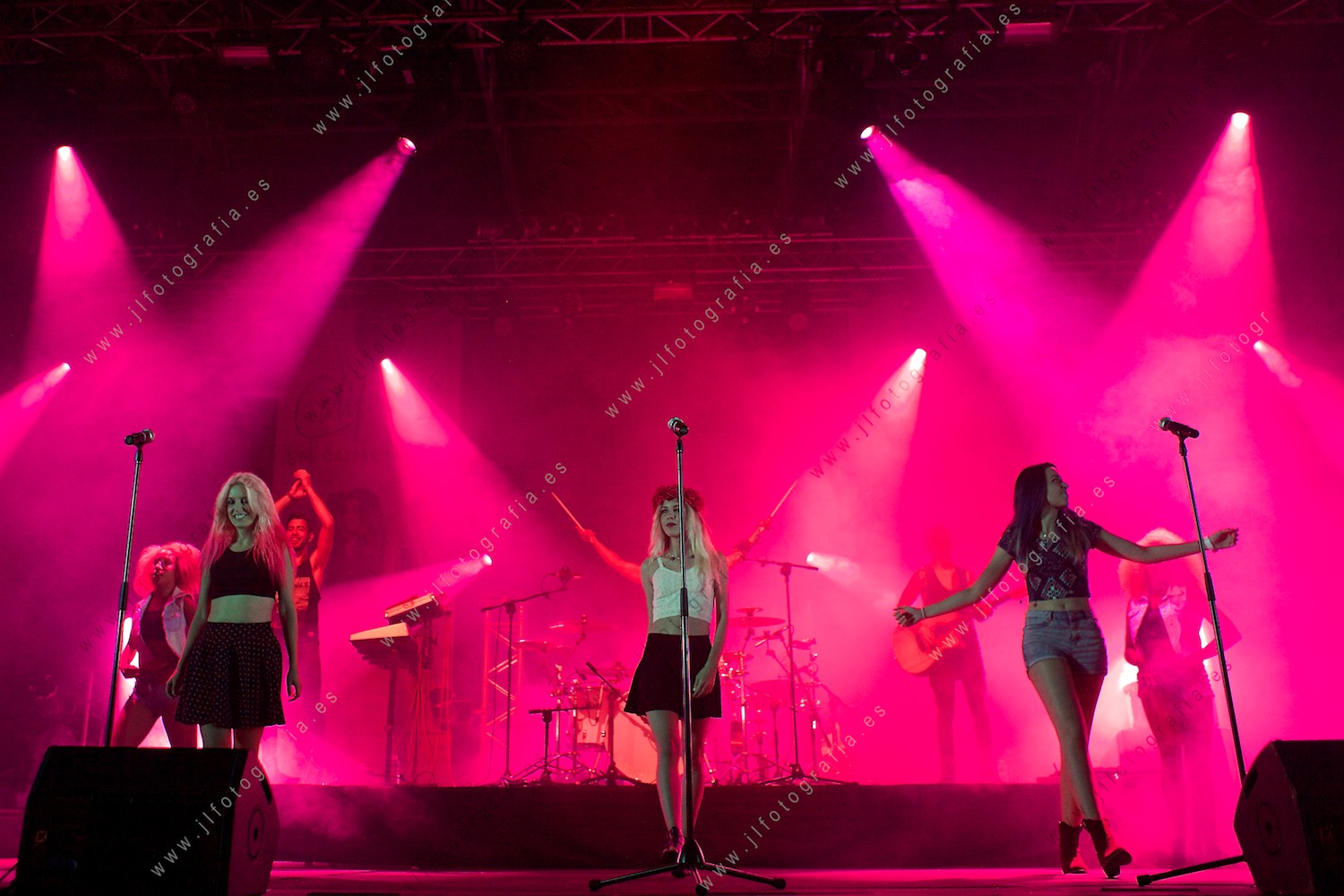 plano general del escenario en la actuación el grupo Sweet California en la Herriko Plaza de Barakaldo