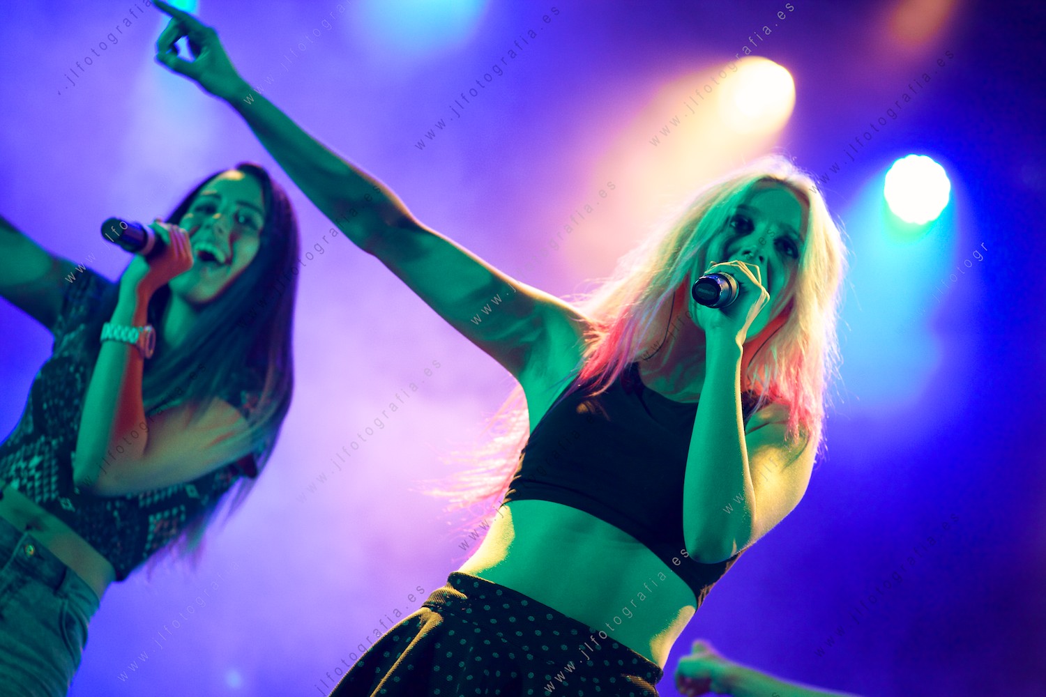 Plano de detalle del grupo Sweet California en la actuación en la Herriko Plaza de Barakaldo