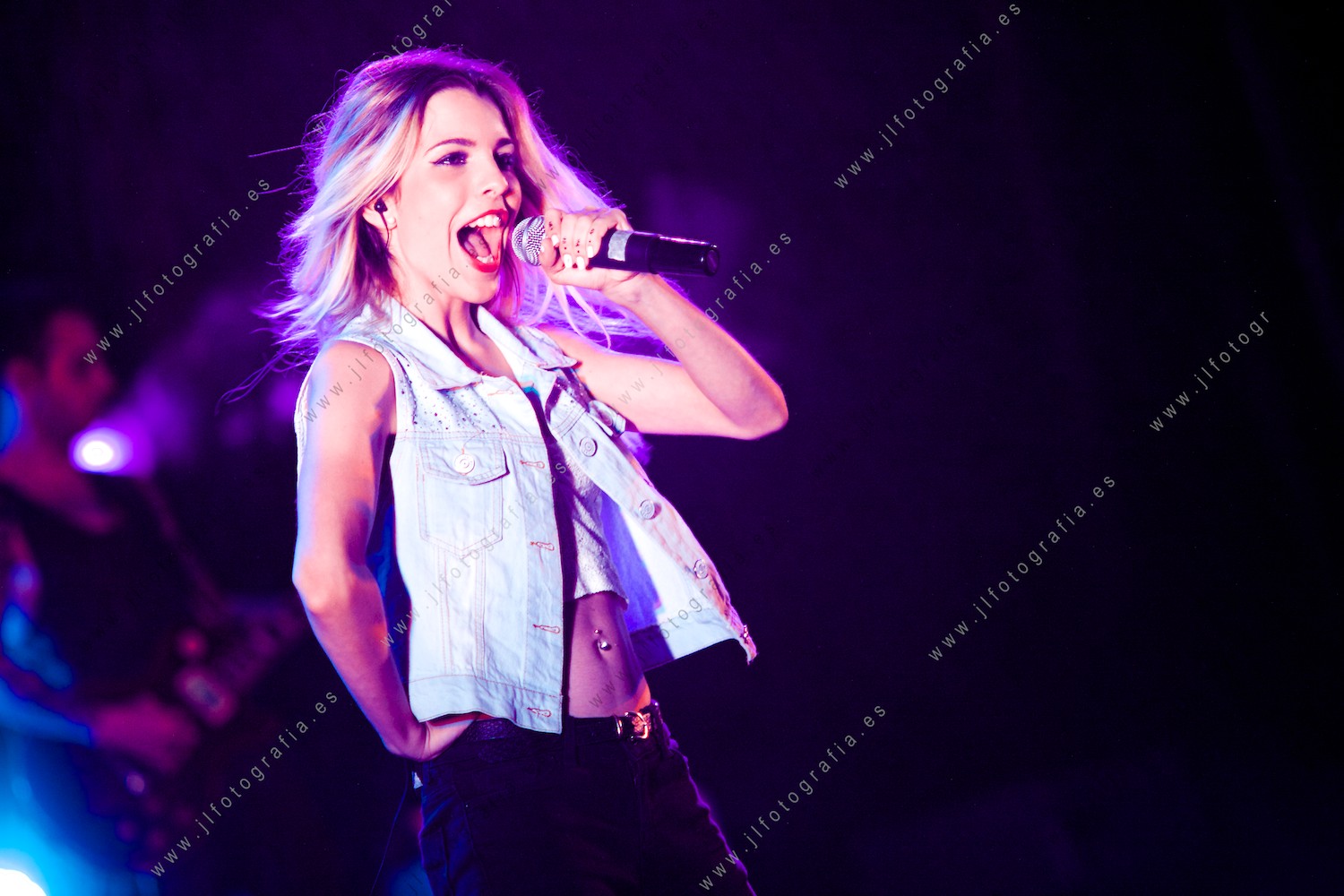 La cantante de Sweet California, en un momento de la actuación en la Herriko Plaza de Barakaldo