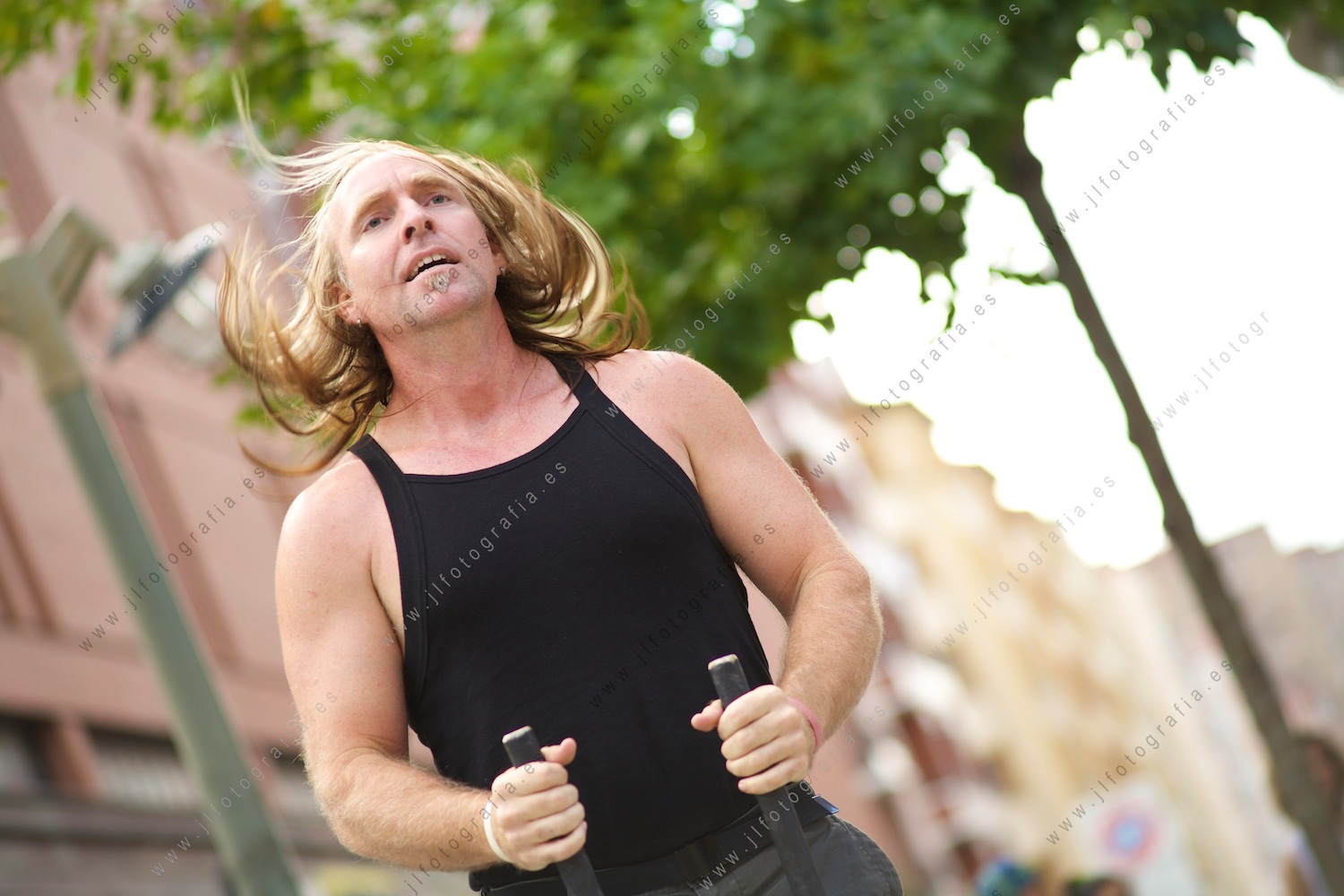 Tred Dance, actuación en Barakaldo, retrato de Nate Nelson golpeando con los palos 
