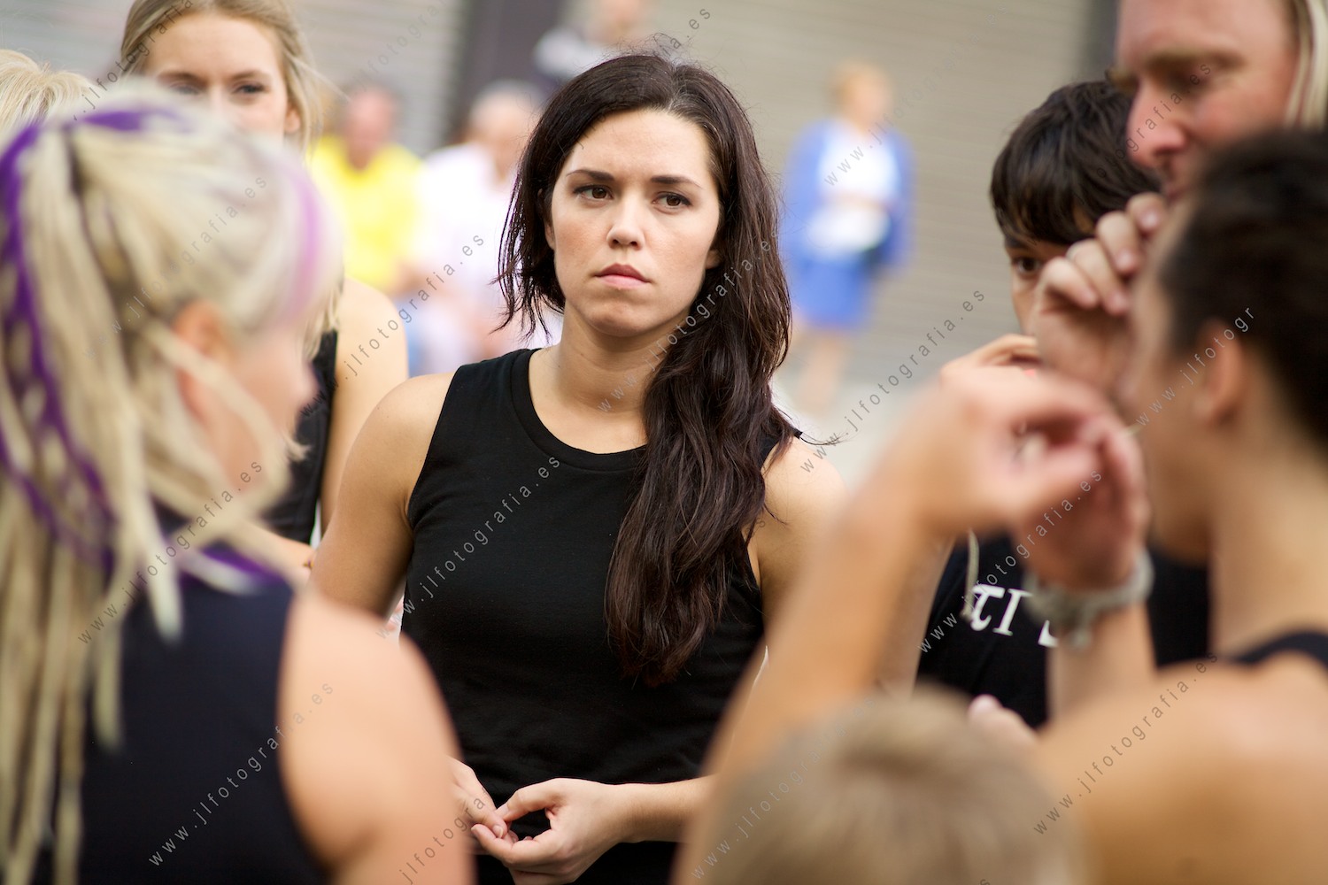 retrato de plano medio de la bella Rachel, miembro de Tred Dance en un descanso de la actuación en Barakaldo