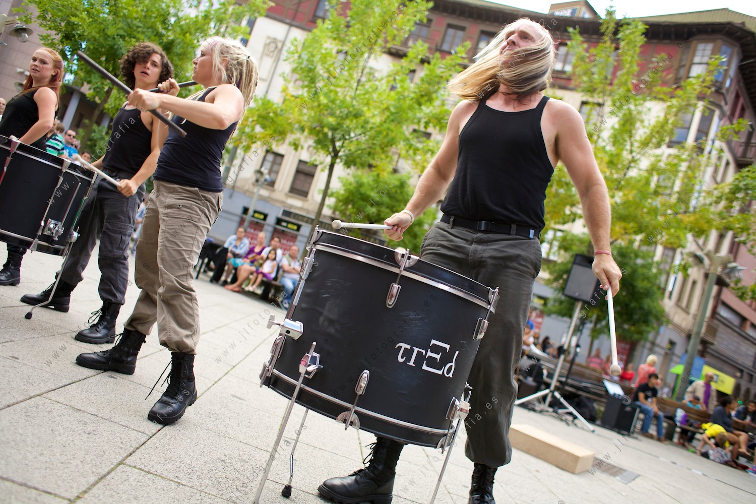 Nate y Leah Nelson, junto al resto de Tred dance en la actuación de la plaza Bide Onera de Barakaldo