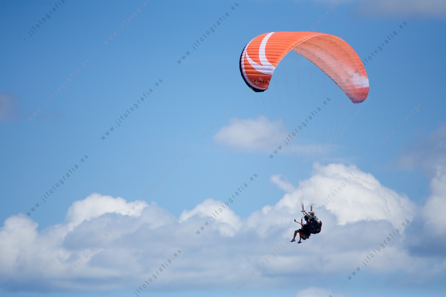 Parapentistas sobre el cielo de la costa vasca