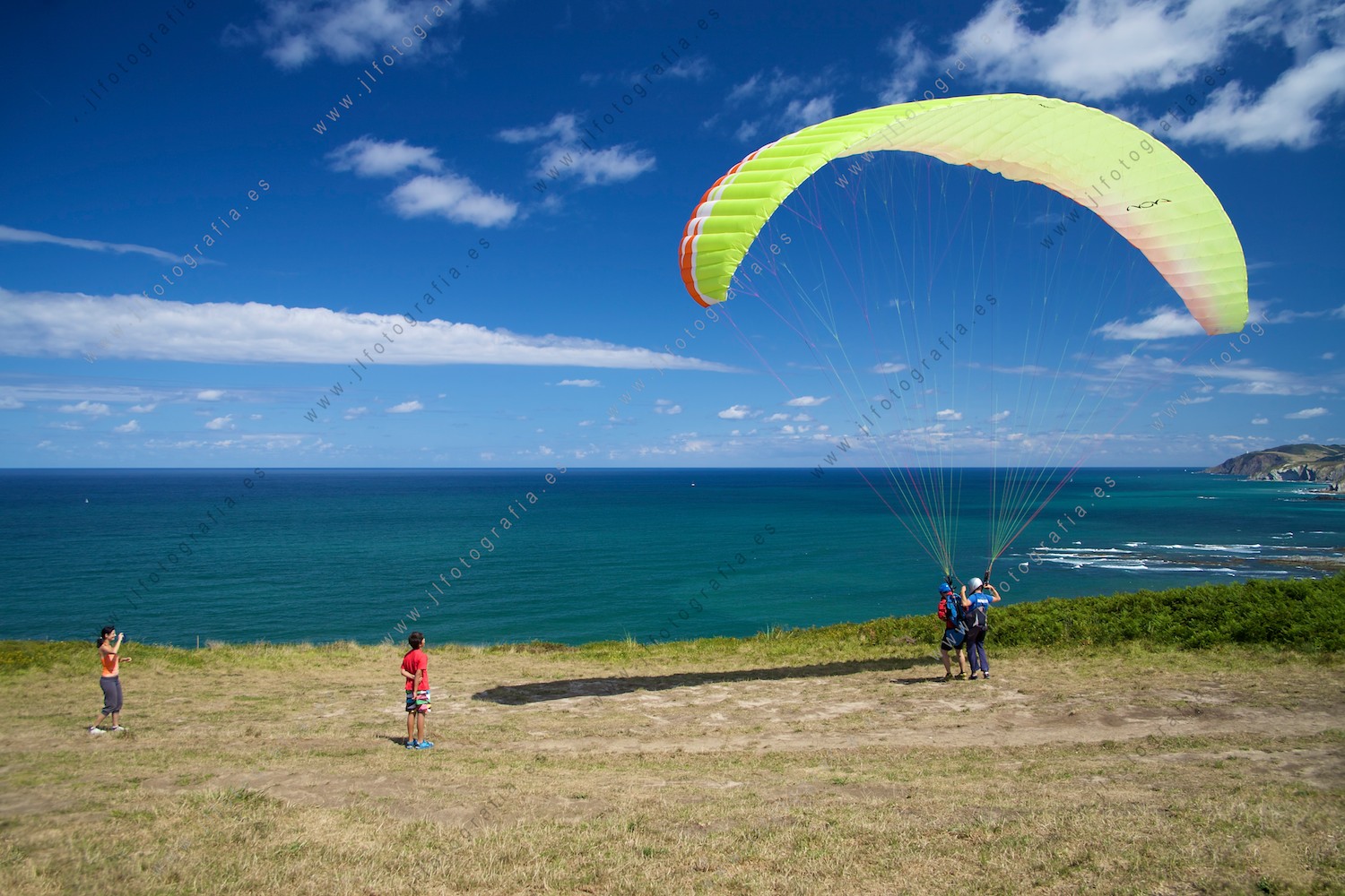 Un parapente a punto de despegar en el acantilado de Sopelana, con el mar de fondo