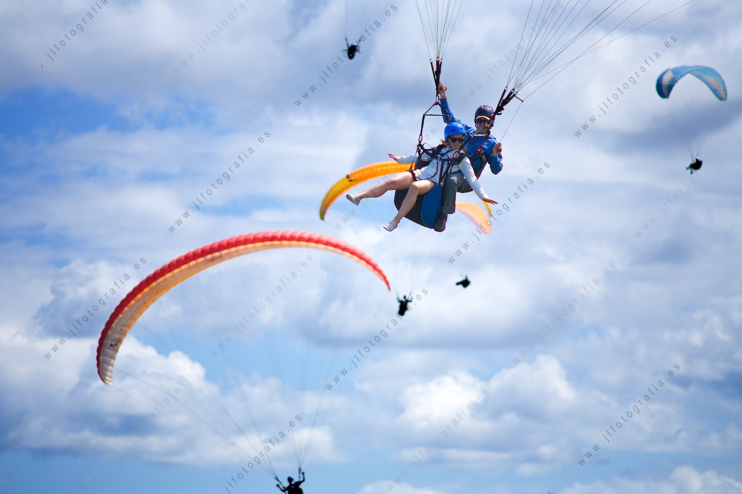 Tocando el cielo con las manos desde el parapente en los acantilados de Sopelana