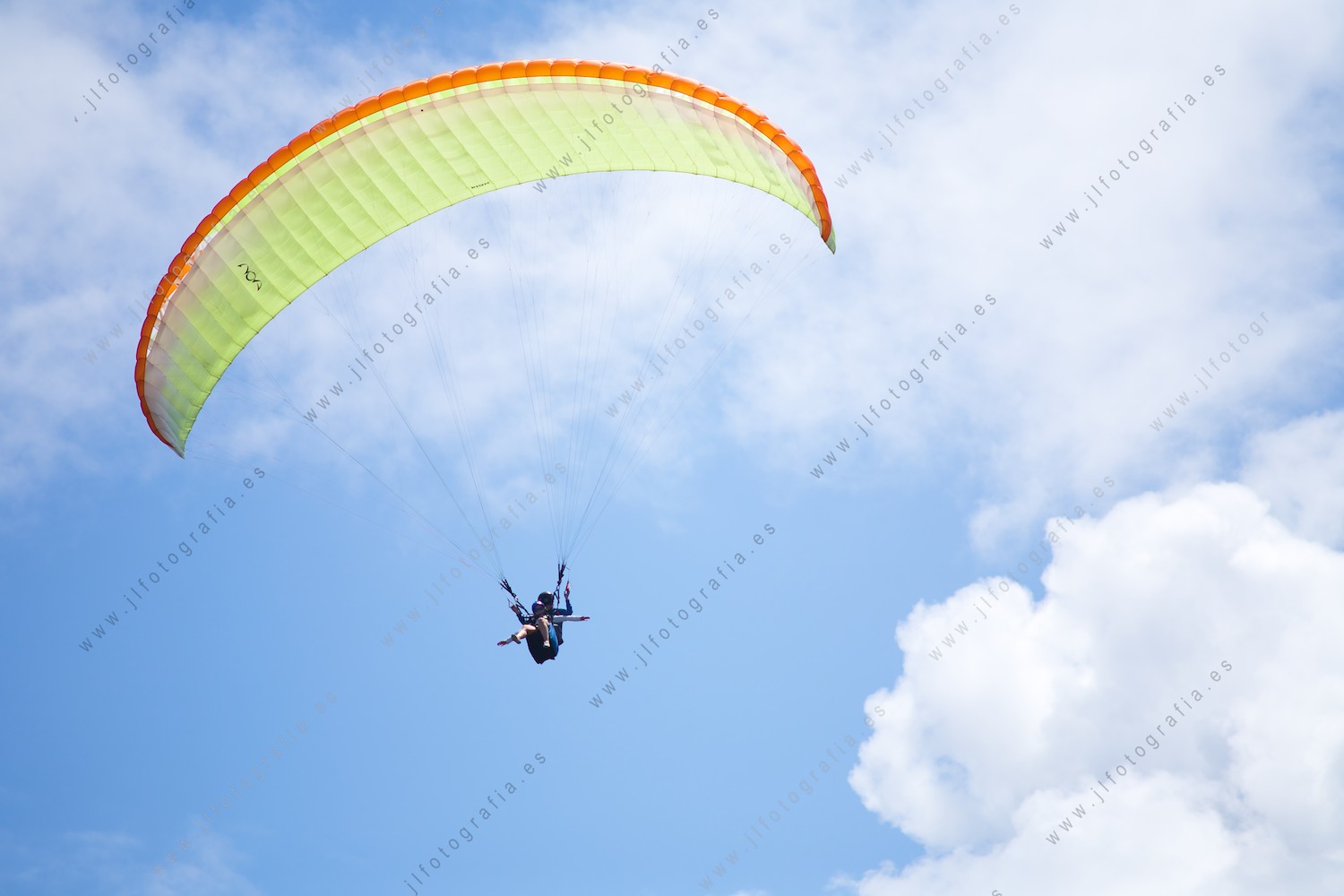 Volando en el parapente en el cielo de Sopelana.