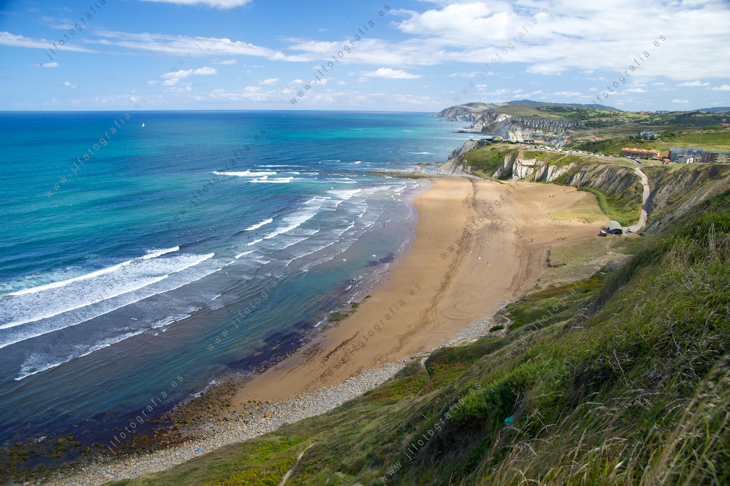 Postal de la costa vasca, con la playa de Larrabasterra, la salvaje y los acantilados