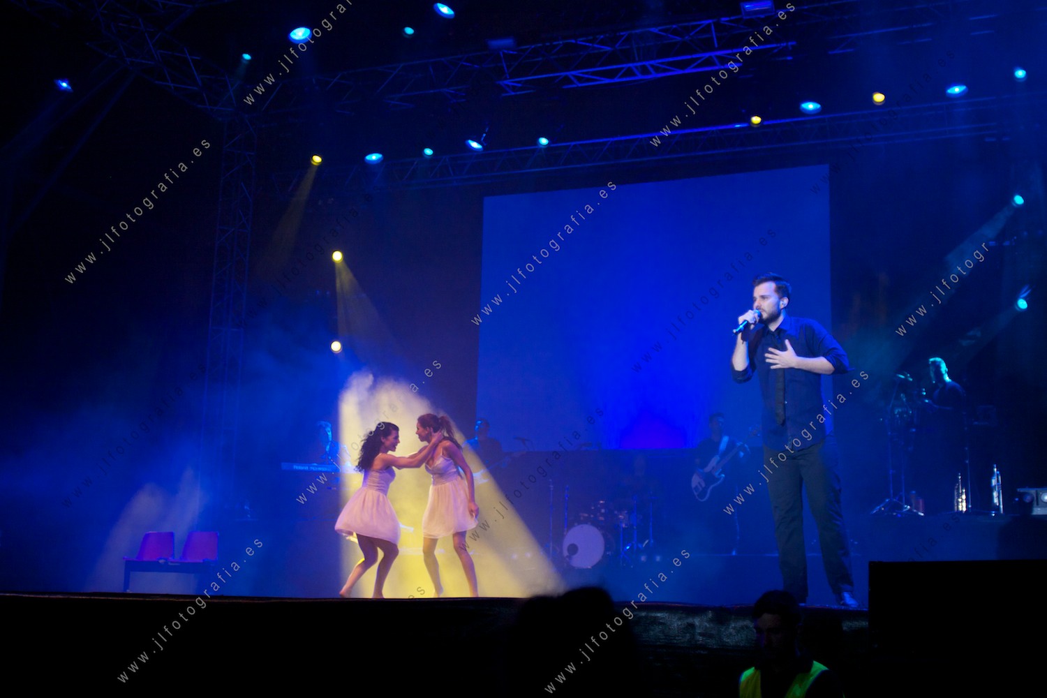 Dos bailarinas bailando durante la canción Mujer contra Mujer, en el musical LFDD, cantando Gonzalo Alcaín