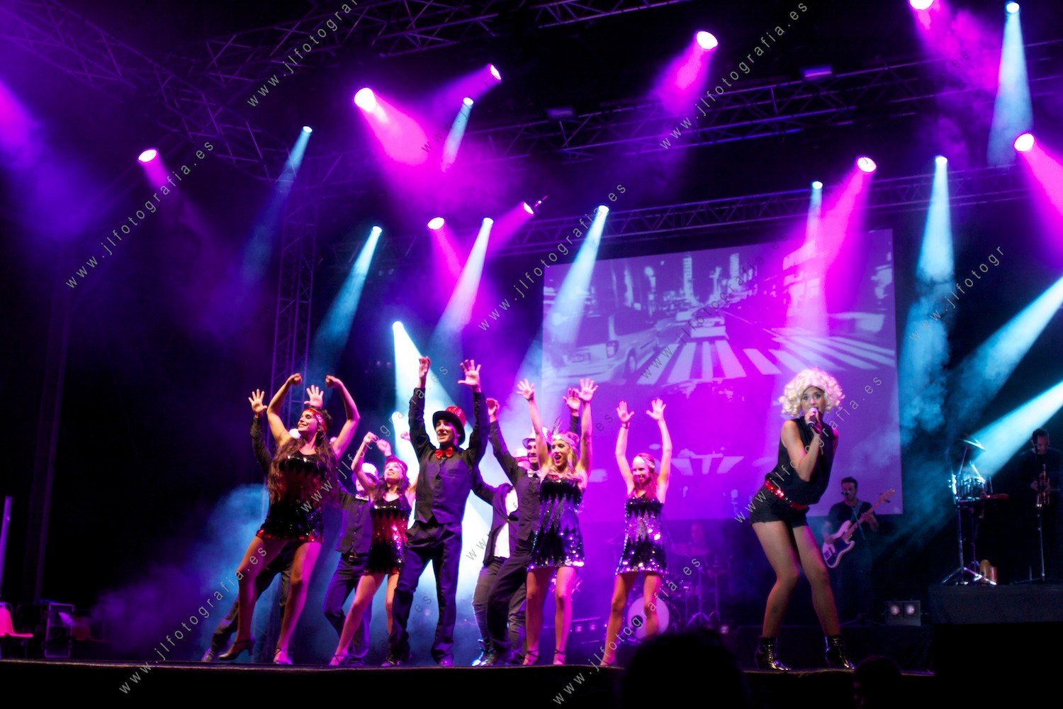 Los bailarines del espectáculo musical LFDD, tributo a Mecano en Aste Nagusia de Bilbao, mientras canta Sara Grávalos