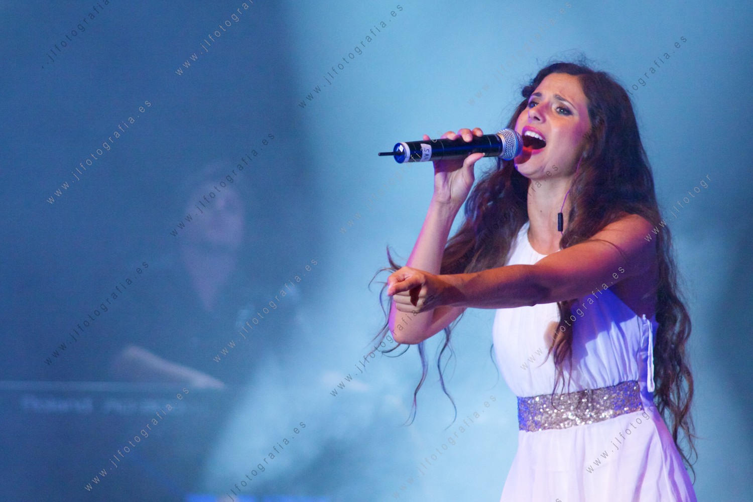Sara Grávalos en plena actuación en Bilbao, LFDD, tributo a Mecano, con vestido blanco. Hijo de la luna.