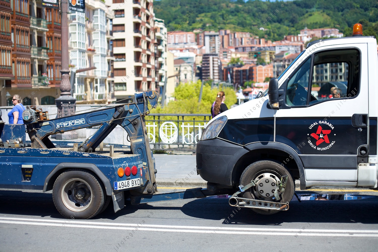 Aste Nagusia de Bilbao, una grua siendo llevada por otra grua en el arenal