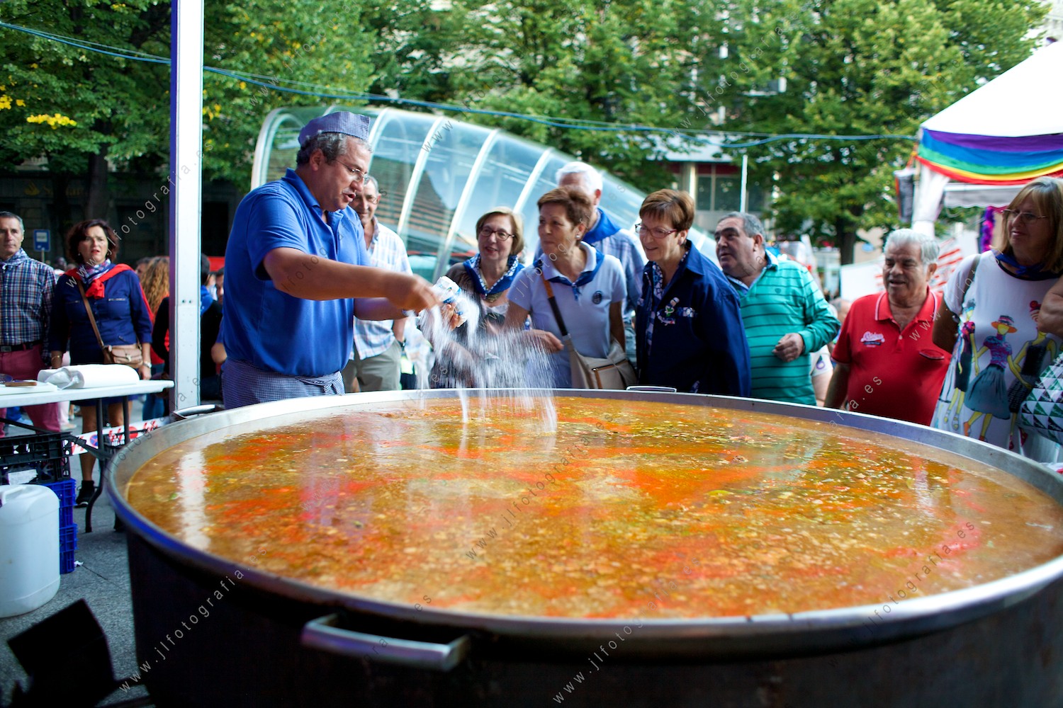 Aste Nagusia de Bilbao, gran paella en las txoznas de la zona Plaza Circular, bajo el BBVA